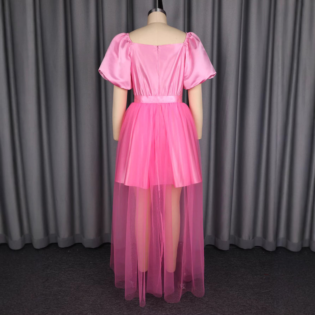 Elegantes Damen Abendkleid in Rosa, mit voluminösem Tüllrock und modischen Puffärmeln, für Partys.