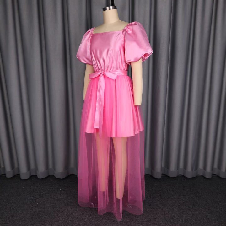 Festliches Damenkleid aus Tüll mit schicken Puffärmeln in Rosa, perfekt für glamouröse Events.