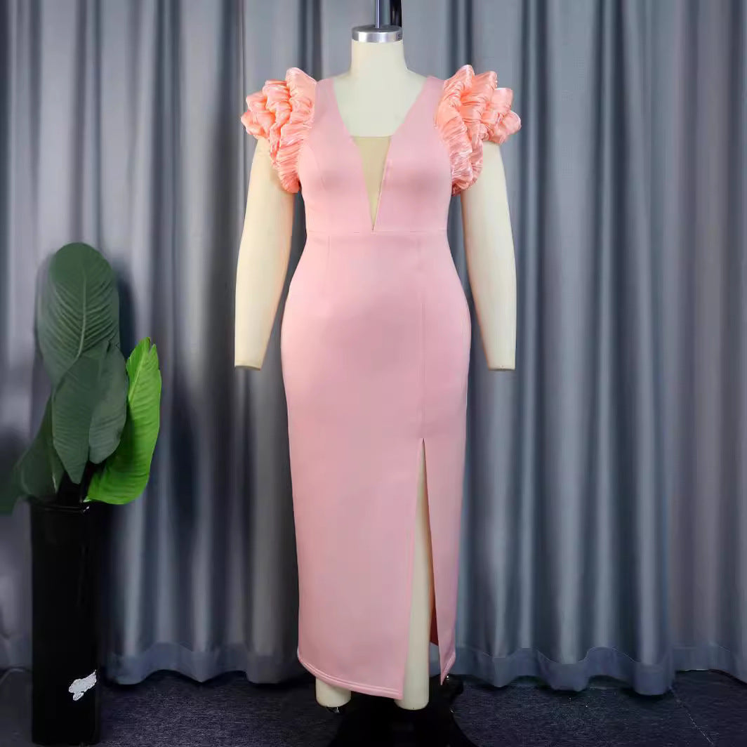 Luxuriöses Maxikleid für Damen in Rosa. Glamouröses Festkleid mit voluminösen Rüschenschultern & Beinschlitz.