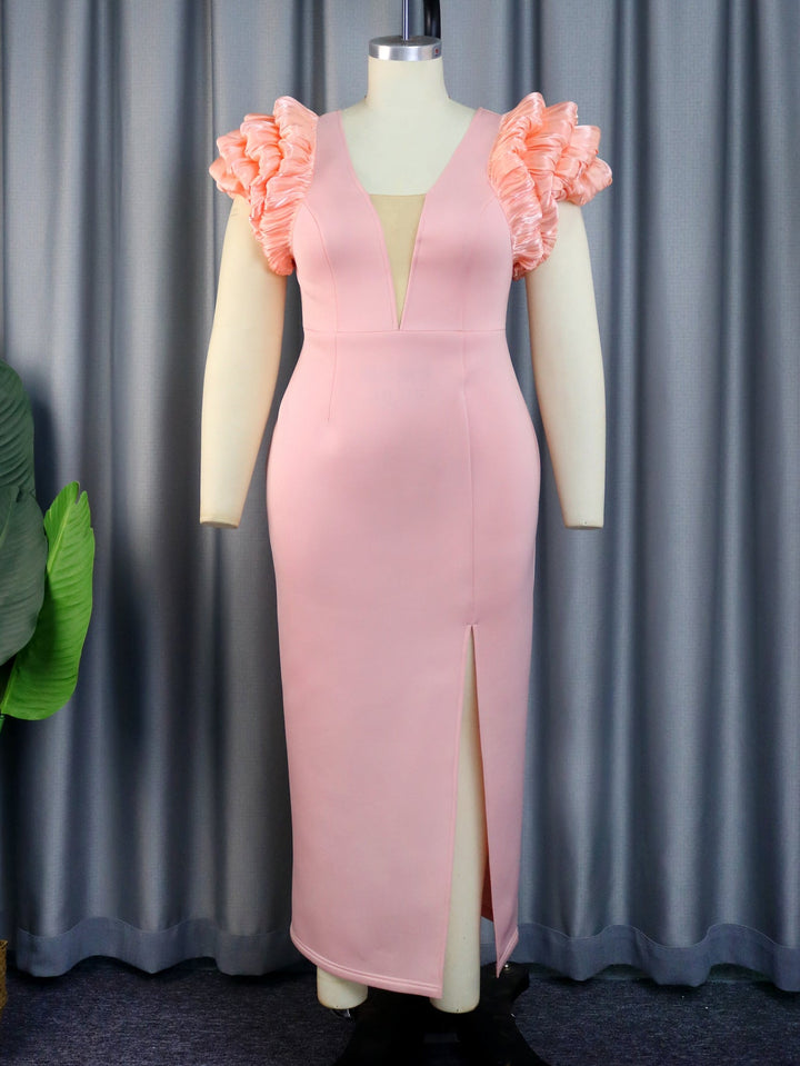 Stilvolles V-Ausschnitt Maxikleid in Rosa. Edles Damenkleid mit gerafften Schultern & hohem Schlitz für Abend.