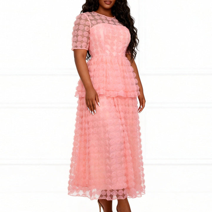 Rosa elegantes Damen Maxikleid mit floralem Volant-Design und Rüschen. Ideal für festliche Anlässe und Sommerparties.