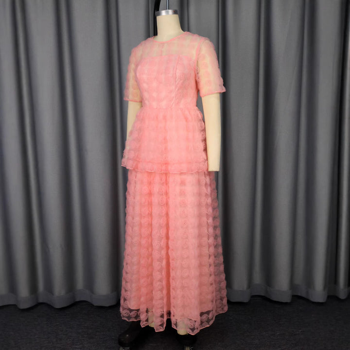 Elegantes rosa Damen-Maxikleid, schulterfrei, mit floralem Muster und fließenden Volants. Perfektes Sommerkleid.