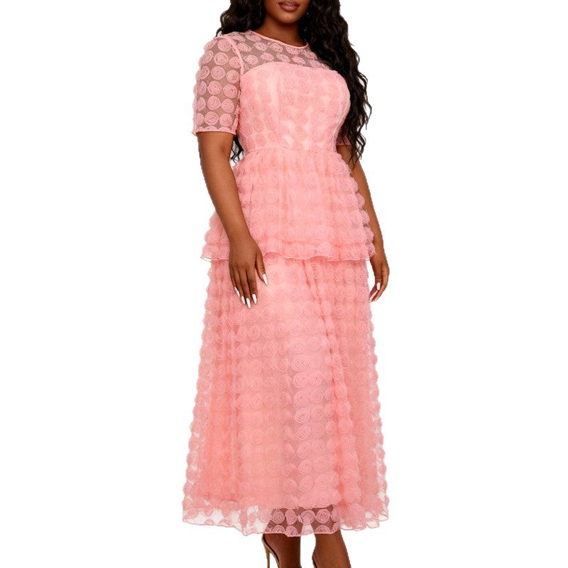 Detailansicht des rosa Volant-Maxikleids für Damen. Fließendes florales Design, ideal als festliches Sommerkleid.
