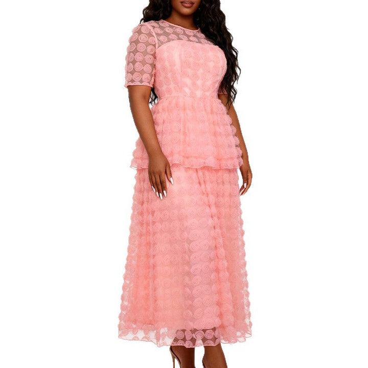 Detailansicht des rosa Volant-Maxikleids für Damen. Fließendes florales Design, ideal als festliches Sommerkleid.