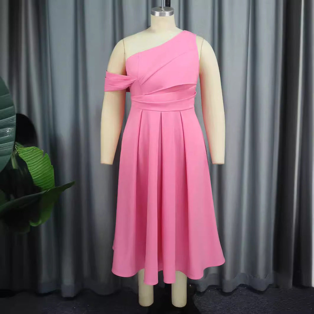 Damen Cocktailkleid in Rosa mit asymmetrischem One-Shoulder Schnitt und raffinierten Drapierungen.