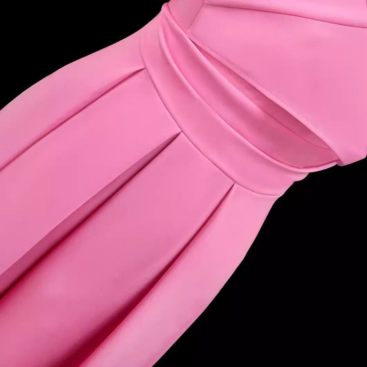 Asymmetrisches Damen Abendkleid, One-Shoulder, in Rosa mit luxuriösen Drapierungen und figurbetontem Schnitt.