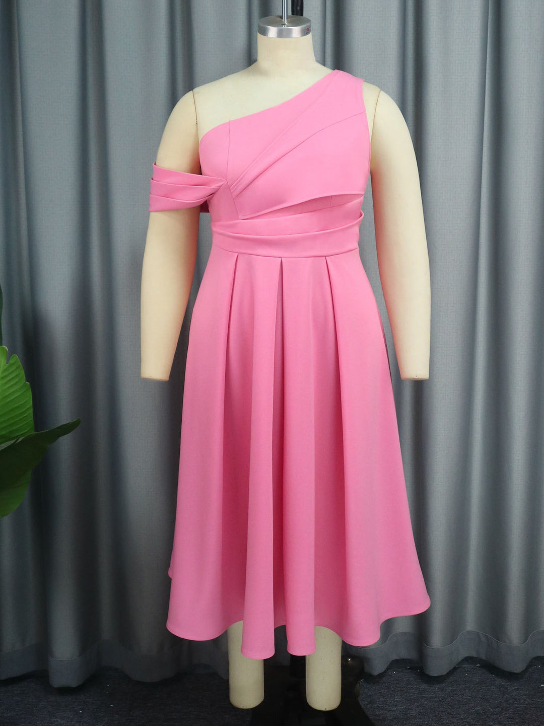 Stylisches One-Shoulder Damenkleid in Rosa, mit eleganten Drapierungen und asymmetrischem Saum für Abend.