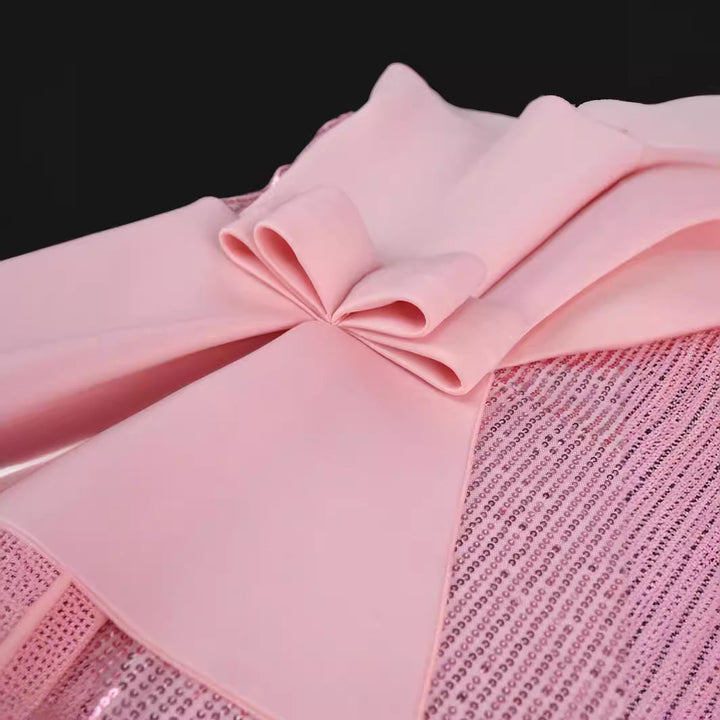 Elegantes rosa Partykleid mit Glitzer, asymmetrischer Schulter und dekorativer Schleife, ideal für glamouröse Abende.