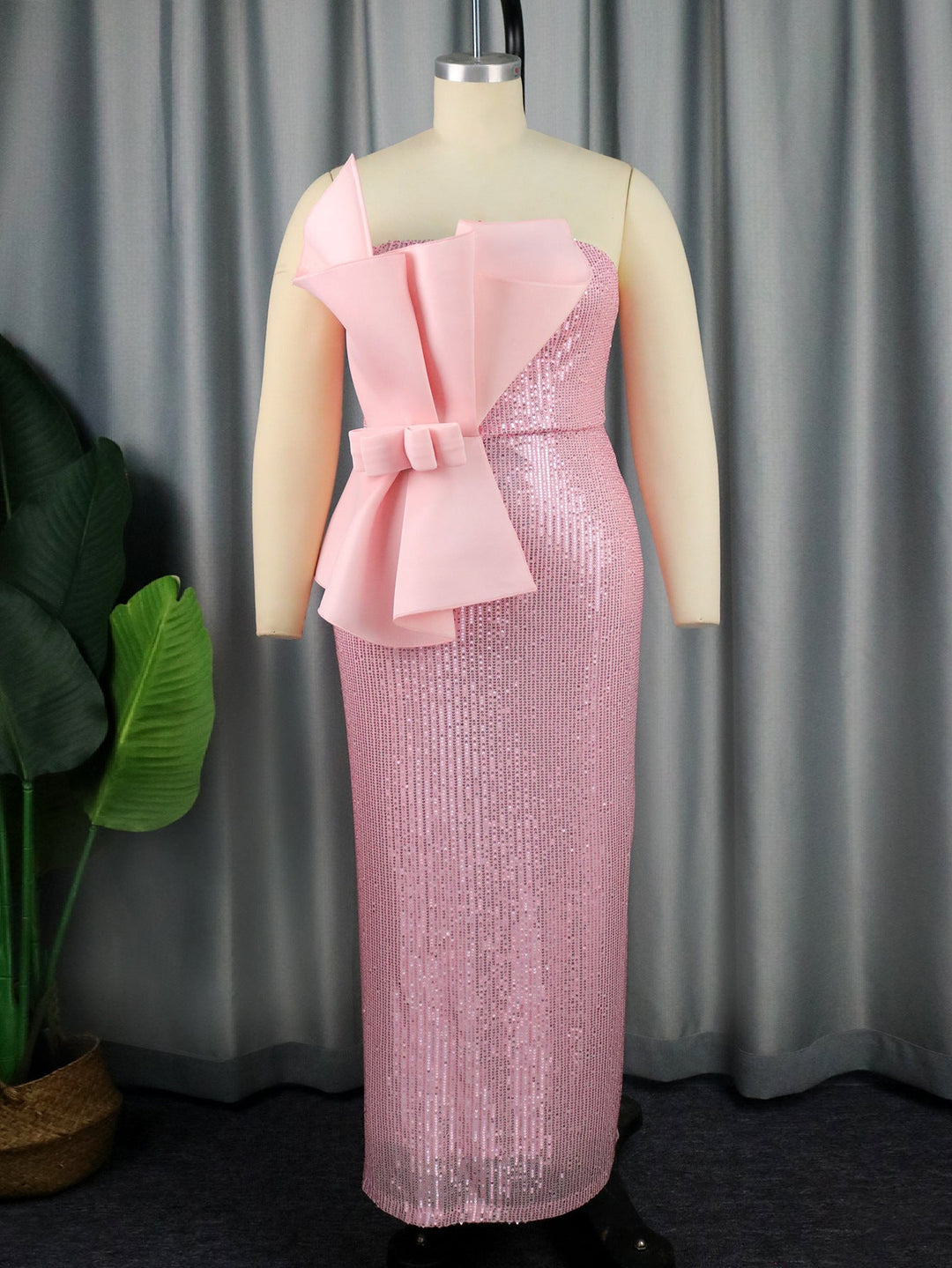 Rosa Damen Abendkleid, glitzernd, asymmetrisch geschnitten mit einer eleganten Schleife an der Schulter, festlich.