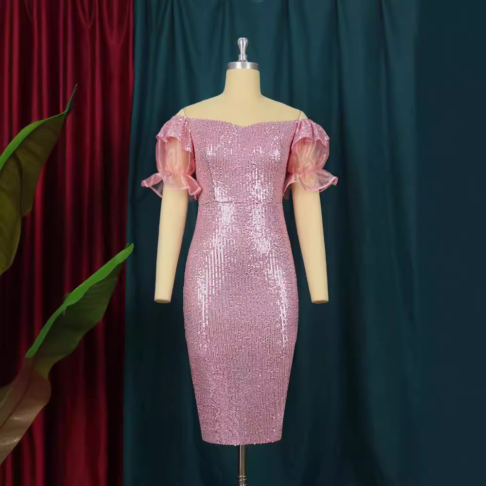 Schulterfreies Damen Abendkleid in Rosa, funkelndem Glitzerstoff, mit stilvollen Puffärmeln. Für glamouröse Auftritte.