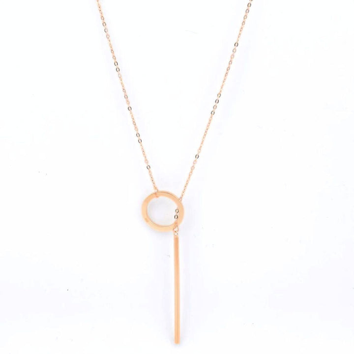 Silberne Damen Lariat-Halskette mit schlichtem Barren-Anhänger, minimalistischer Modeschmuck.