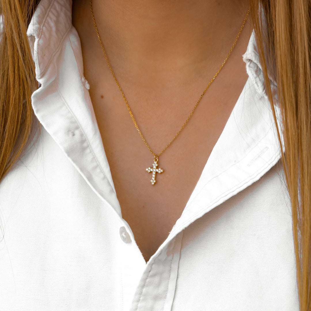 Stilvolle Zirkonia Kreuz-Halskette für Damen, zeitlos & symbolisch. Perfekt für jeden Anlass.