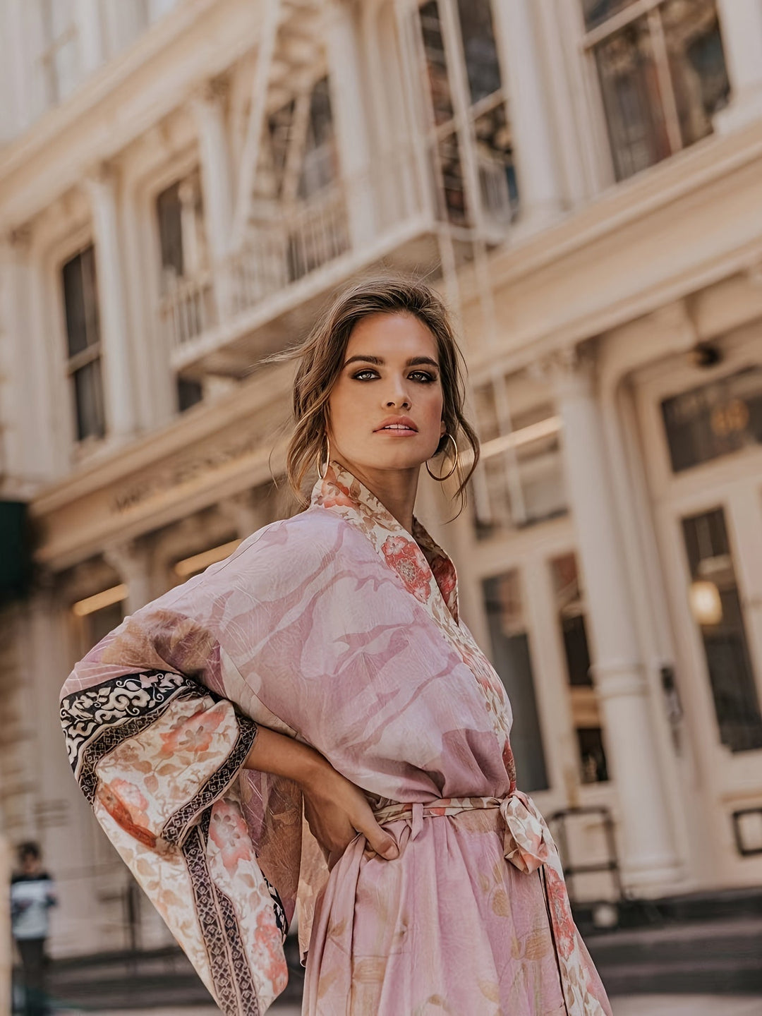 Stylischer roter Damen Kimono "Isabella" mit Blumenprint. Dein eleganter Begleiter für Strand und Sommer.