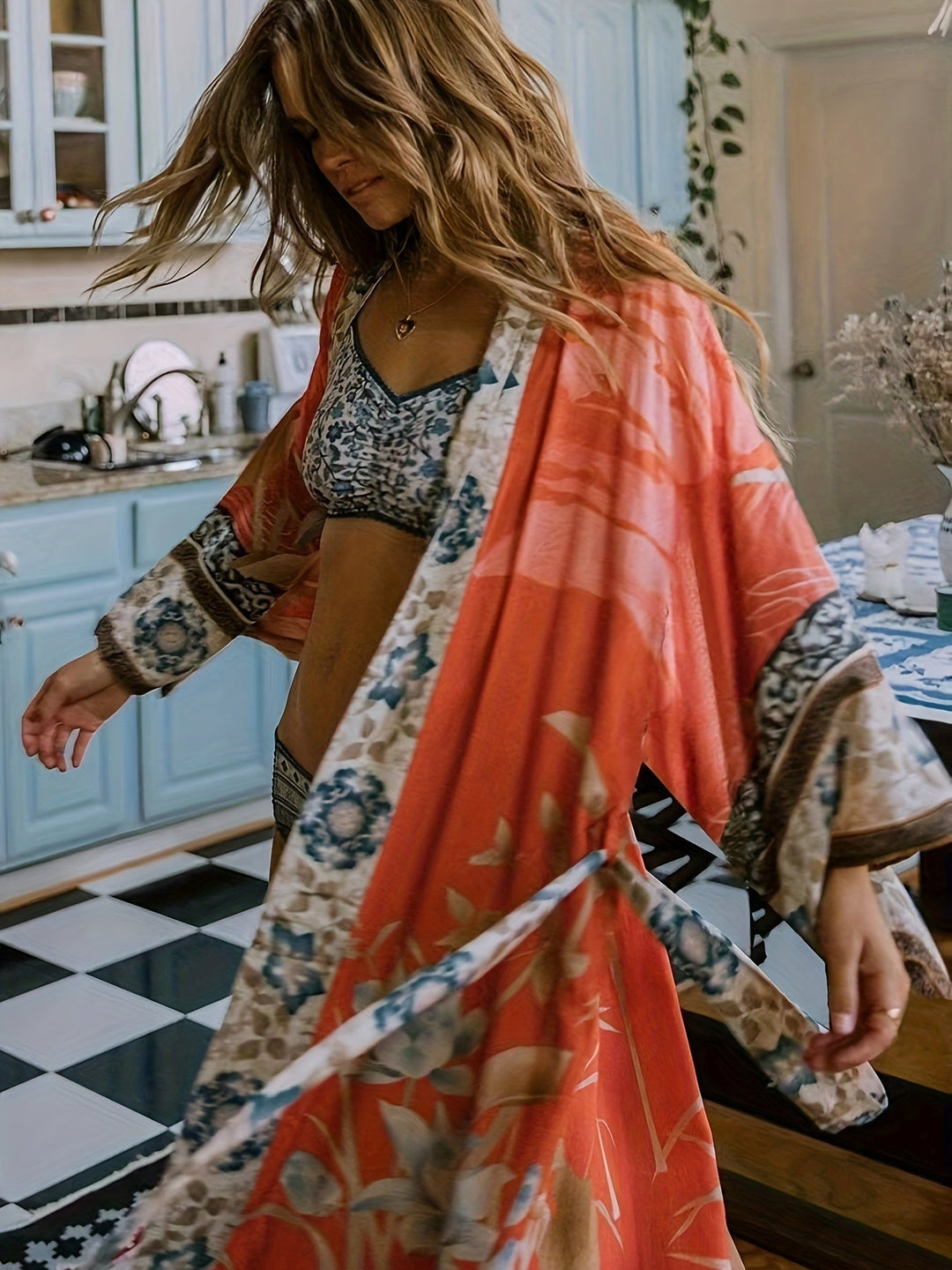 Damen Strand Kimono "Isabella" in Rot mit Blumenmuster. Bequemer, leichter Überwurf für Bademode & Urlaub.