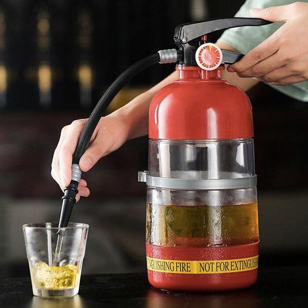 Roter Feuerlöscher Getränkespender, 1,5L, perfekt für Partys & Events. Barzubehör mit Spaßfaktor.