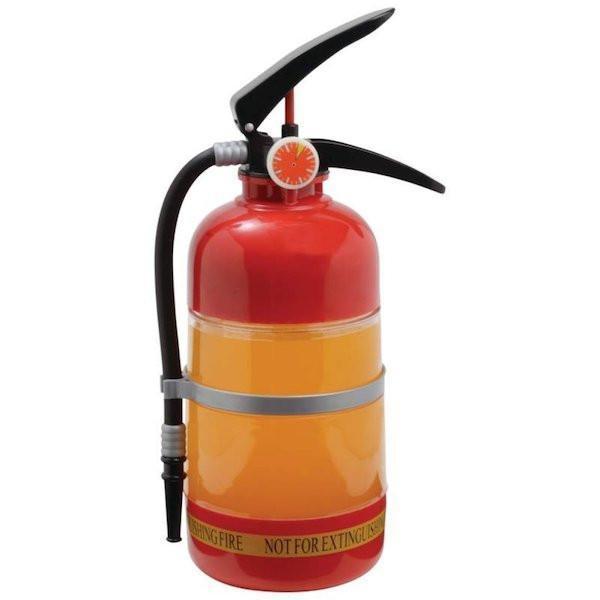 Person füllt Getränk aus rotem Feuerlöscher-Getränkespender, 1,5L, für erfrischende Partydrinks.