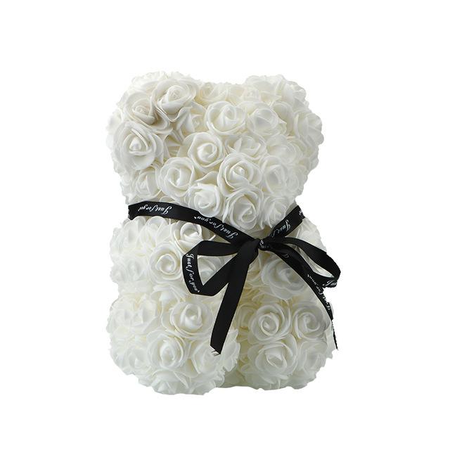 Eleganter weißer Rosenbär aus unzähligen Kunstrosen; handgemachte Dekoration und Geste der Liebe.