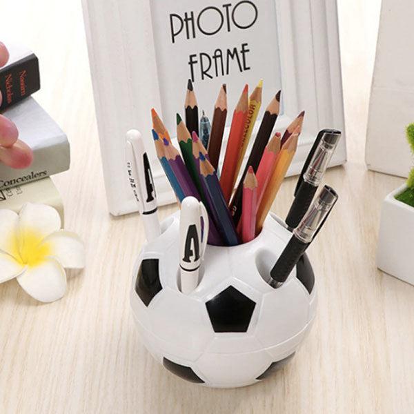 Vielseitiger Fußball Stiftehalter & Organizer. Perfekt für Schreibtisch, Büro, Makeup-Pinsel. Rot-schwarz Design.