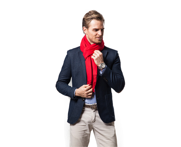 Roter Kaschmirschal, das perfekte Accessoire für Wintermode. Weich, warm und elegant.