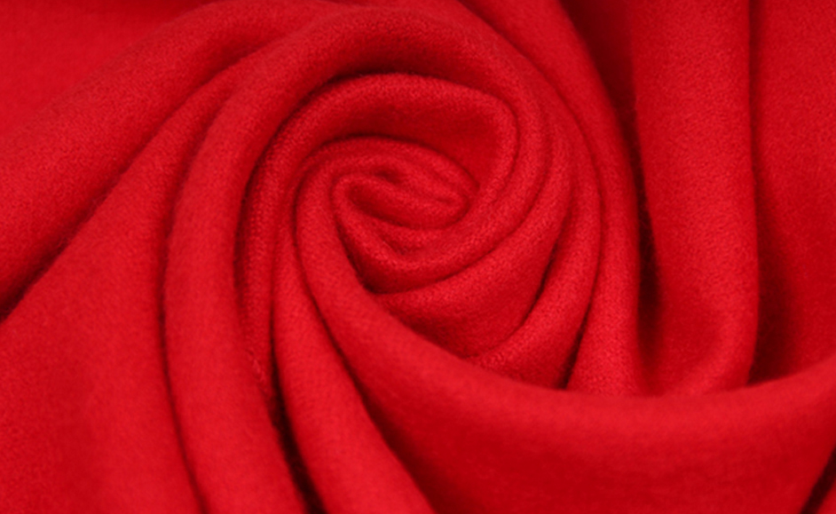 Stylischer roter Kaschmirschal, unisex. Warm & weich für kalte Tage. Ein vielseitiges Modeaccessoire.