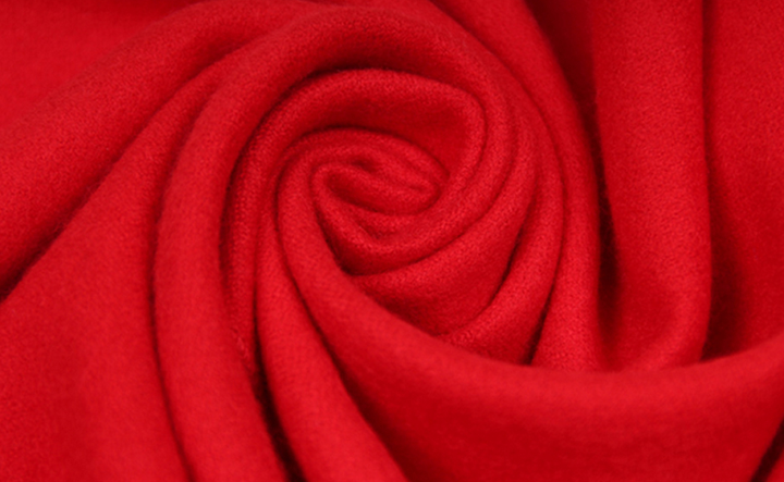 Stylischer roter Kaschmirschal, unisex. Warm & weich für kalte Tage. Ein vielseitiges Modeaccessoire.