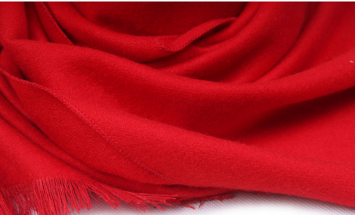 Roter Kaschmirschal für sie und ihn. Luxuriöser, weicher und warmer Winterschal. Stilvolles Accessoire.