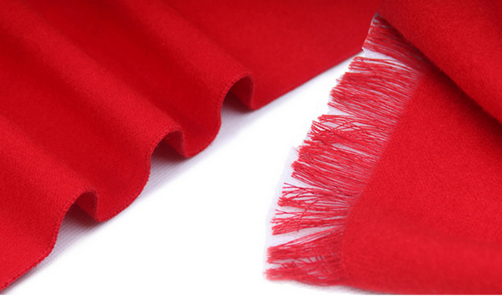 Warmer roter Kaschmirschal, unisex, für gemütliche Wintertage. Ein elegantes Modeaccessoire.