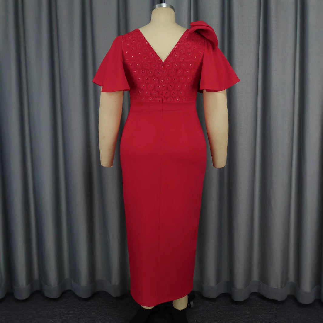 Schmeichelndes Galakleid in Rot mit zartem floralem Design & femininen Rüschendetails am Rock.