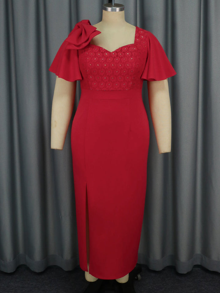 Figurschmeichelndes, florales Abendkleid in kräftigem Rot mit femininen Rüschen, ideal für Galas & Feiern.