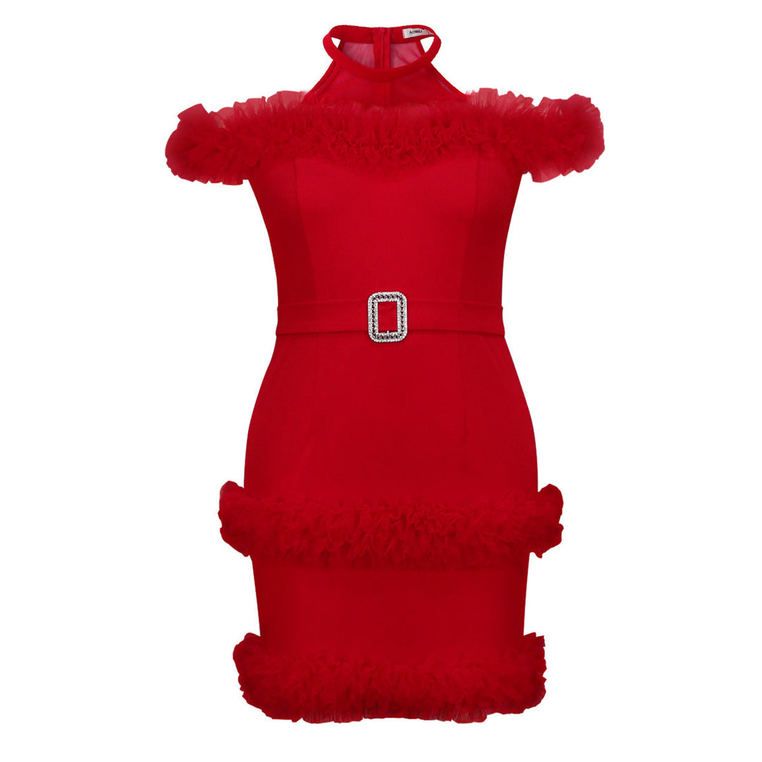 Elegantes rotes Damen-Abendkleid mit auffälligen Fransen und V-Ausschnitt, ein feminines Statement.