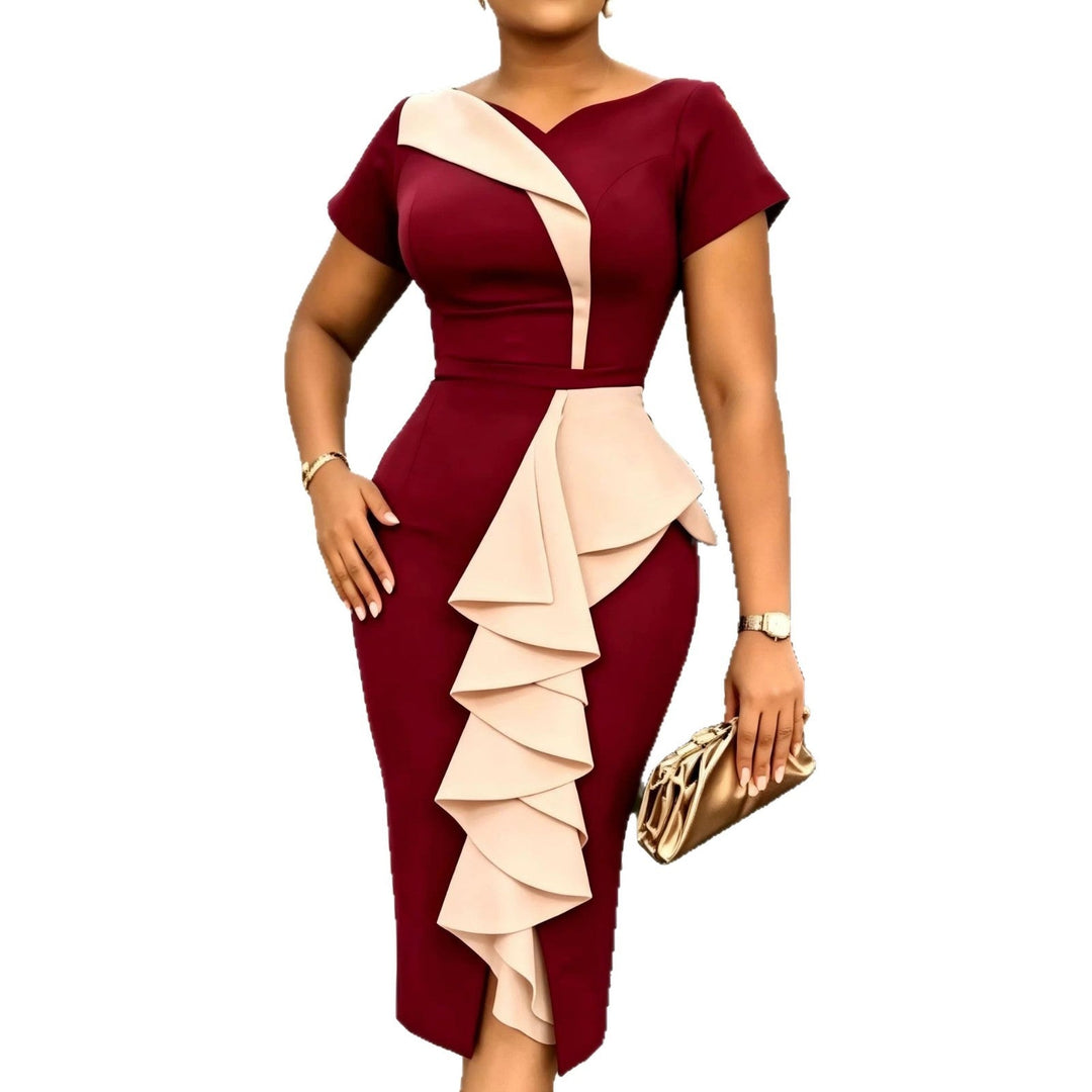 Damen Abendkleid in leuchtendem Rot, verziert mit eleganten asymmetrischen Rüschen, für einen glamourösen Auftritt.