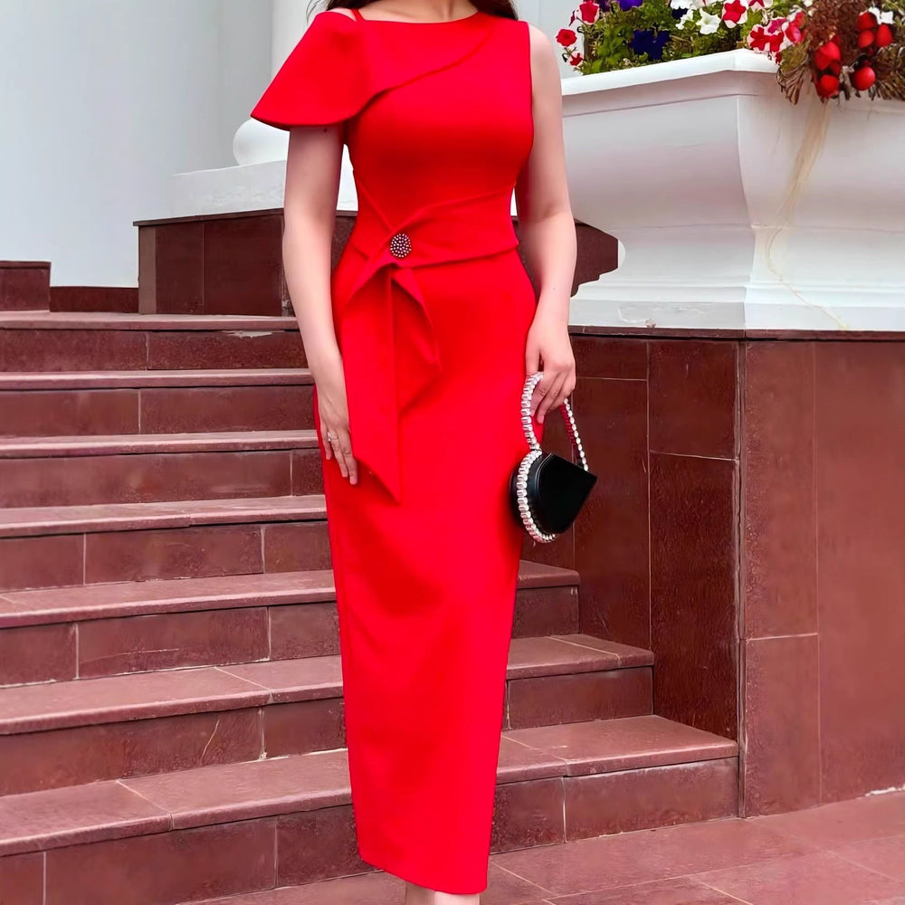 Elegantes rotes Partykleid für Damen, figurbetont geschnitten, ideal als Hochzeitsgast- oder festliches Abendkleid.