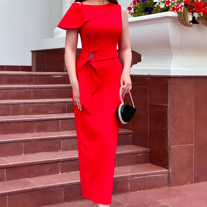 Glamouröses Damenkleid in Rot, mit asymmetrischem Ausschnitt und schickem Taillengürtel, perfekt für den Abend.