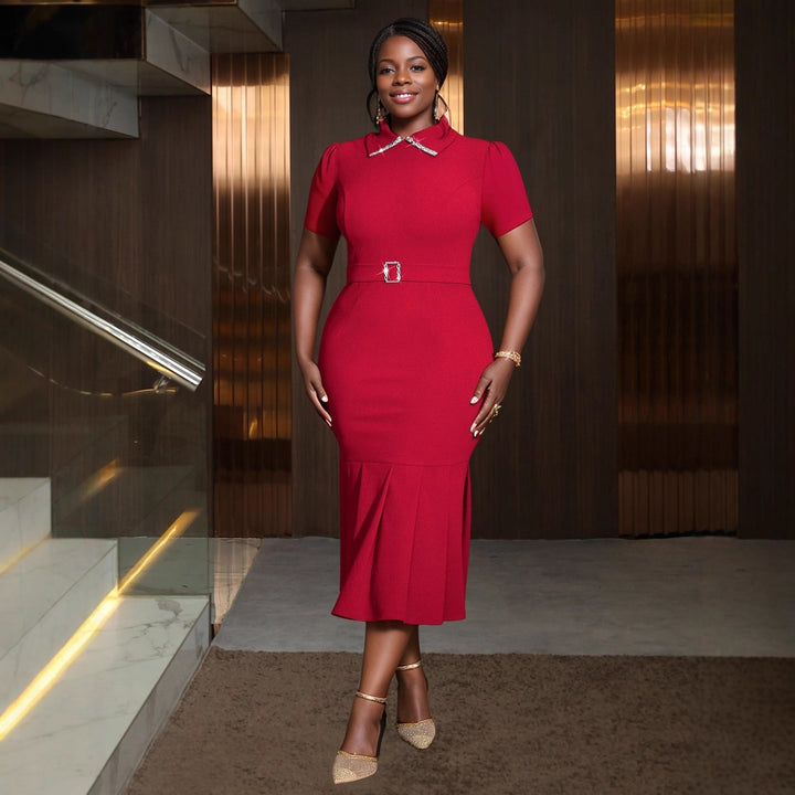 Rotes figurbetontes Damen Abendkleid mit Glamour-Kragen und fließenden Rüschen, perfekt für Gala & festliche Anlässe.