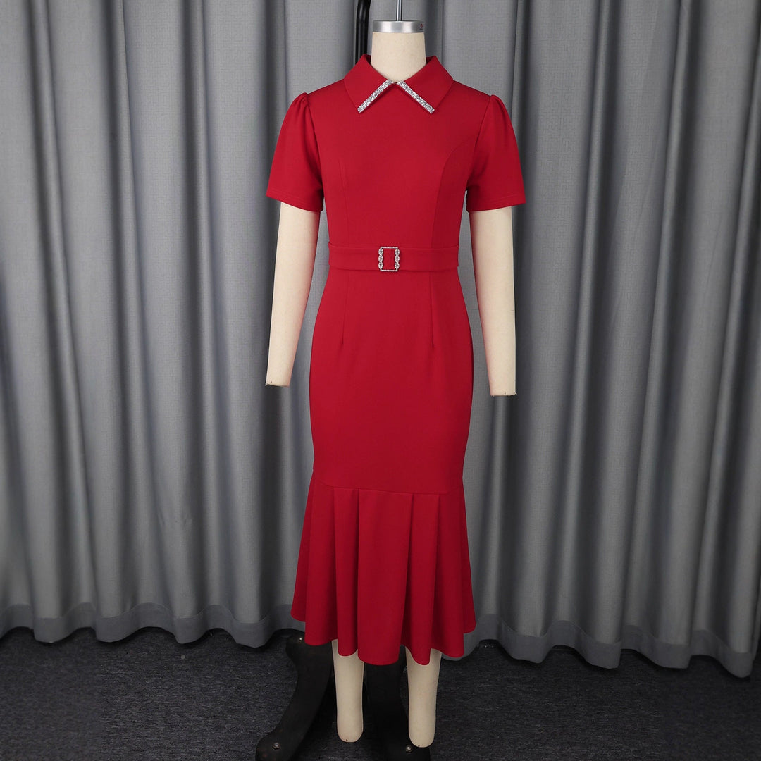 Figurbetontes rotes Damenkleid für Gala & Abend, mit edlem Glamour-Kragen und fließenden Rüschen, sehr festlich.