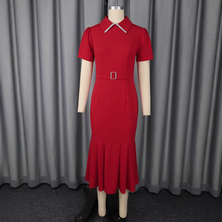 Figurbetontes rotes Damenkleid für Gala & Abend, mit edlem Glamour-Kragen und fließenden Rüschen, sehr festlich.