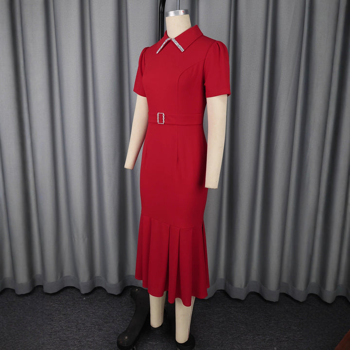 Rotes Glamour Abendkleid für Damen mit figurbetontem Schnitt und eleganten Rüschen, ideal für jede elegante Party.