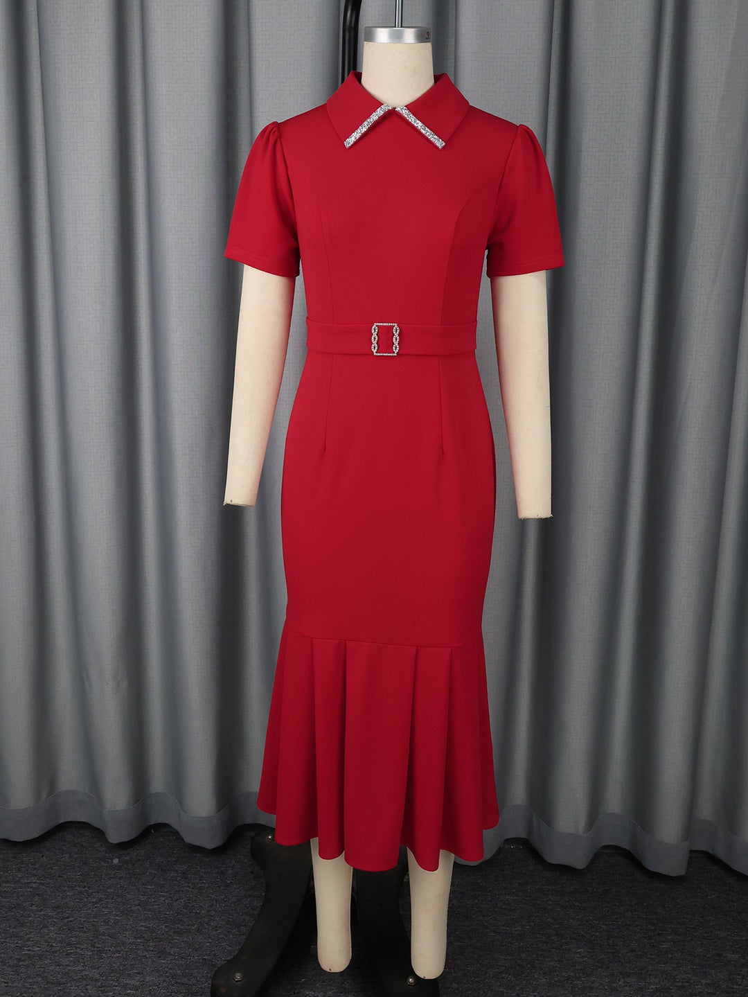 Auffälliges rotes Damen Abendkleid, figurbetont, mit Glamour-Kragen und eleganten Rüschen, für Gala & Feste.