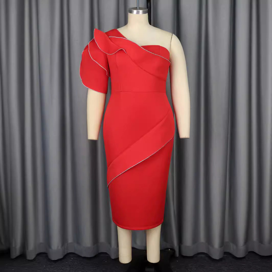 Elegantes rotes Wickelkleid für Damen mit figurbetonter Passform, Asymmetrie und Rüschen als Partykleid.