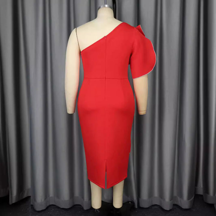Modisches asymmetrisches Wickelkleid in Rot für Damen, figurbetont geschnitten mit femininen Rüschen.