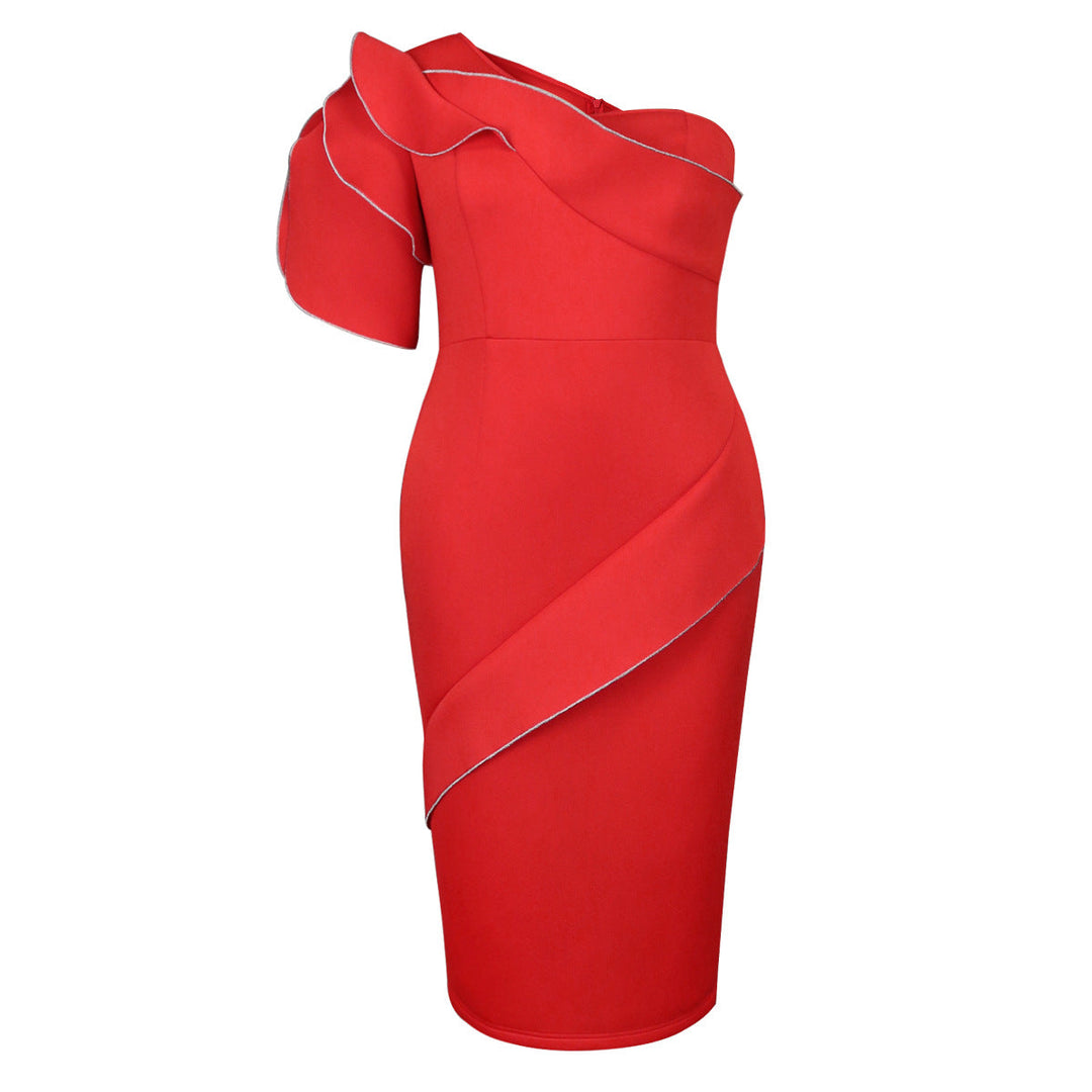 Schickes rotes Damen-Wickelkleid mit figurbetonter Silhouette, asymmetrischem Rüschen-Design; ideal für Feste.