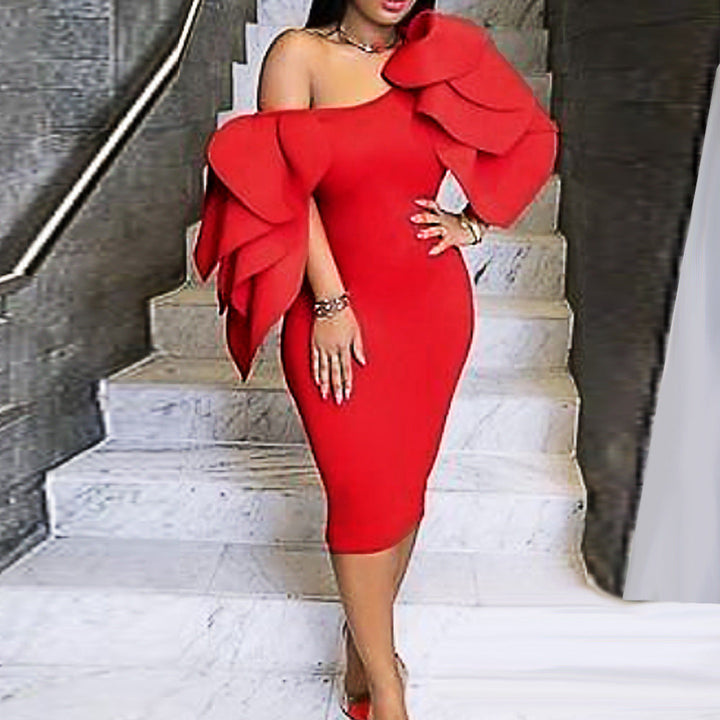 Rotes figurbetontes Damenkleid mit asymmetrischem Rüschen-Ausschnitt, ideal für Abend & Party.