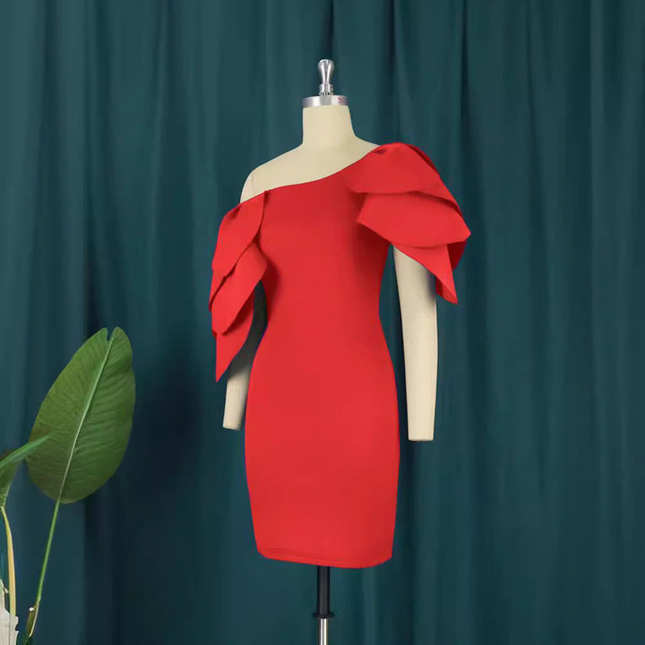 Elegantes figurbetontes Cocktailkleid für Damen, mit stilvollem asymmetrischem Rüschen-Design.