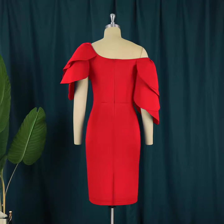 Schwarzes Damen-Abendkleid, figurbetont, mit modischem asymmetrischem Rüschen-Ausschnitt.