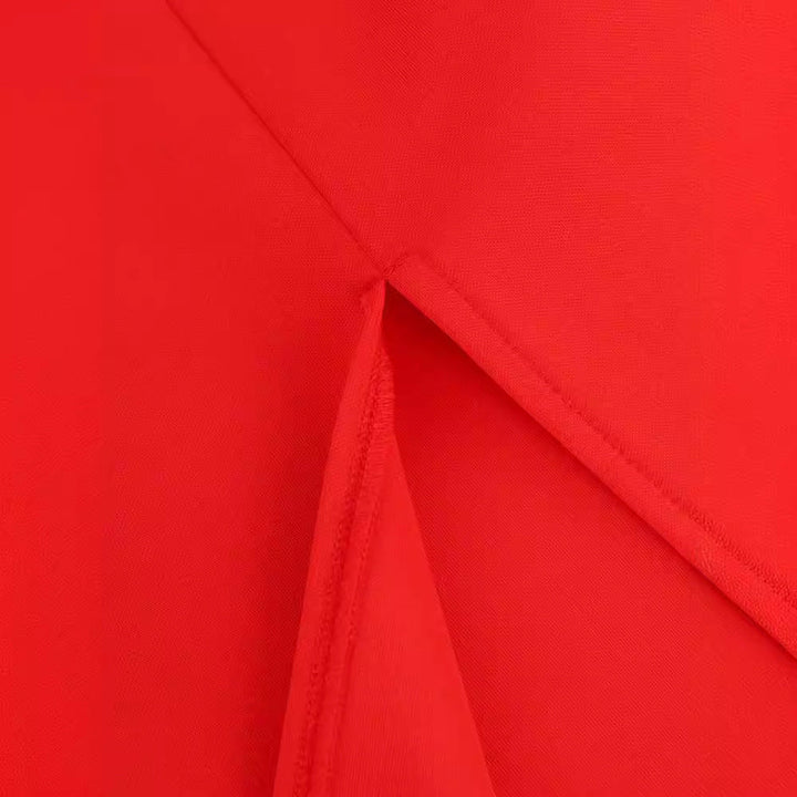 Figurbetontes Partykleid in Dunkelblau mit auffälligem asymmetrischem Rüschen-Ausschnitt.