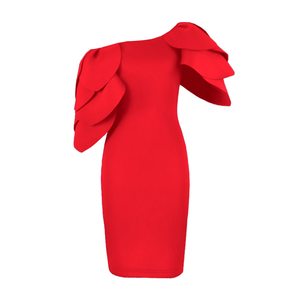 Festliches Damenkleid, figurbetont & elegant, mit einzigartigem asymmetrischem Rüschen-Detail.