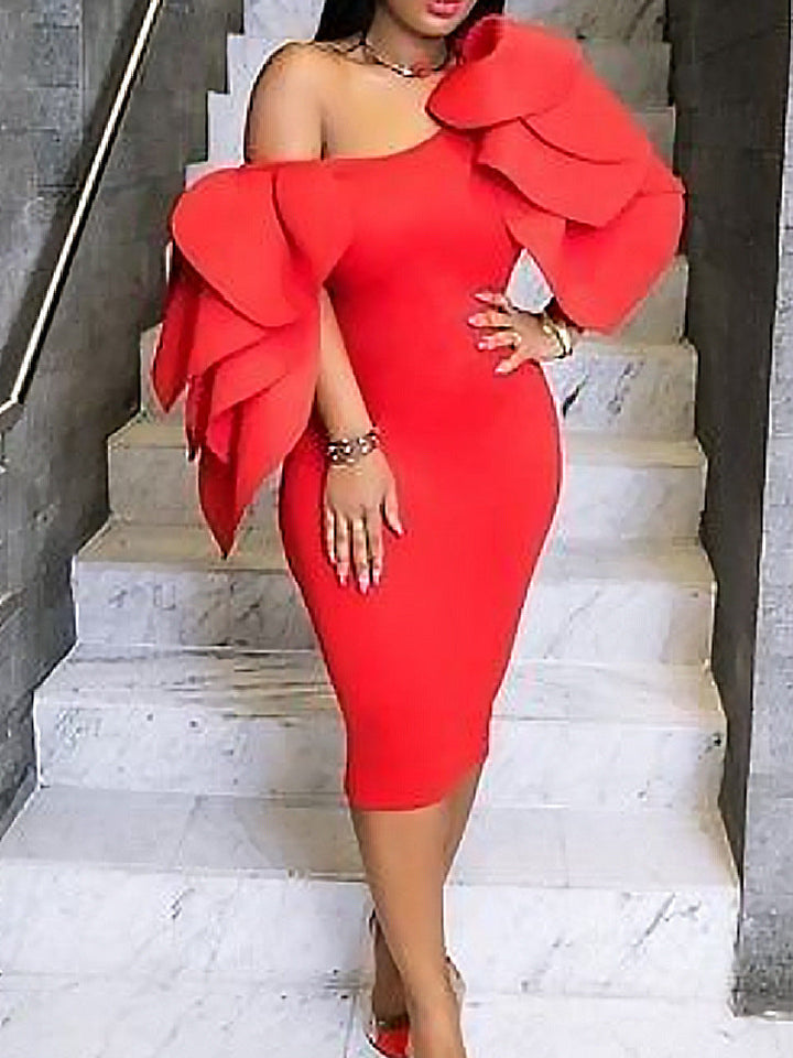 Modernes Rüschenkleid für Damen, figurbetonter Schnitt mit asymmetrischem Schulter-Ausschnitt.