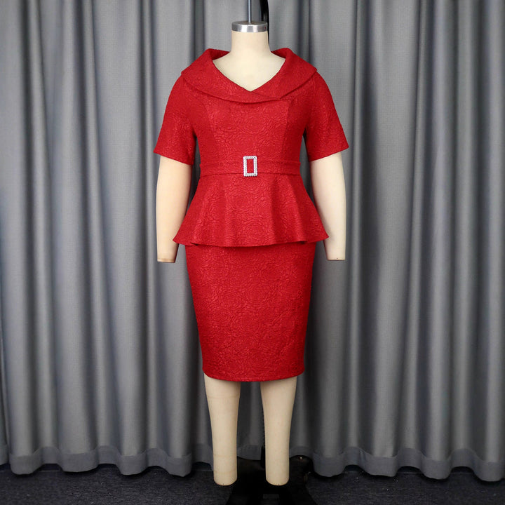 Figurbetontes Damenkleid im Peplum-Stil. Kurzes, elegantes Design, perfekt als Abend- oder Partykleid.