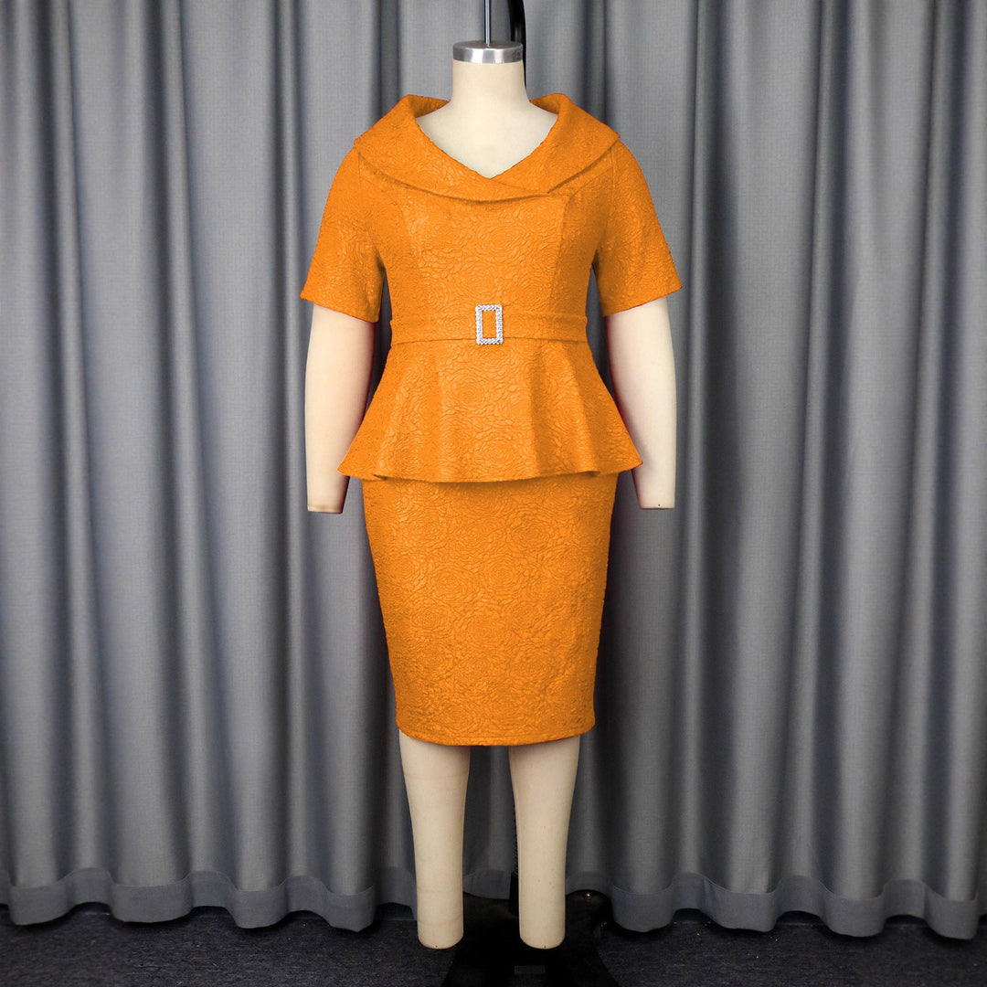 Festliches rotes Peplum-Kleid für Damen. Stilvolles, tailliertes Kurzarm-Design für elegante Auftritte.