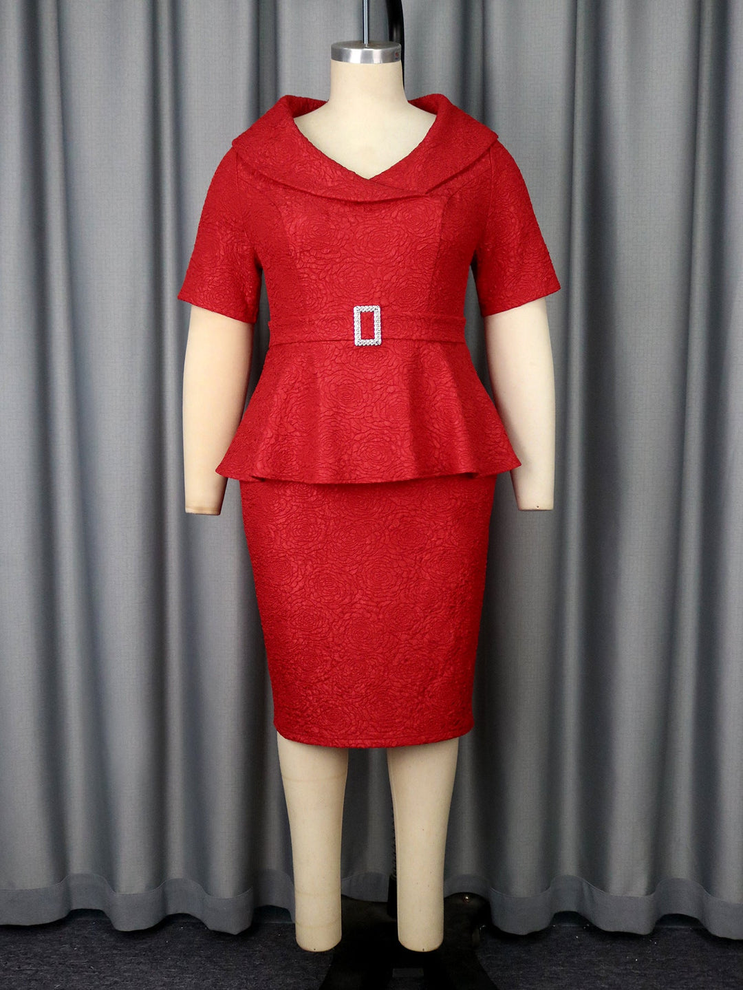 Modernes Damen Peplum-Kleid in Rot. Kurzes, elegantes Partykleid mit schmeichelnder, taillierter Silhouette.